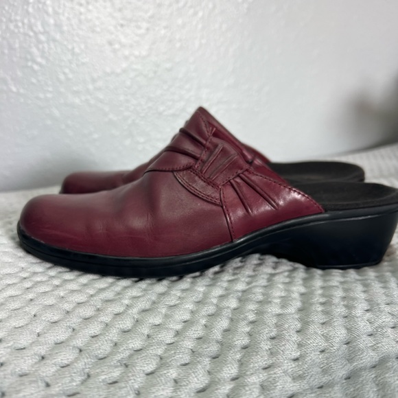 Clarks Burgundy Prairie Flower Leather Comfy Mulers Slides Clogs Shoes Size 7.5 - Picture 3 of 12